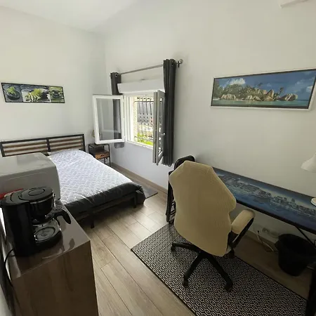 Dans Maison Individuelle Avec Climatisation Bed & Breakfast