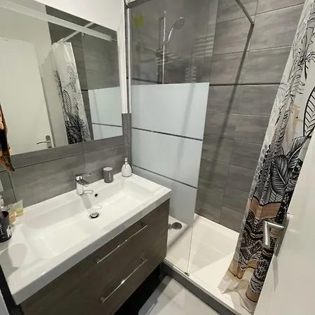 Dans Maison Individuelle Avec Climatisation Bed & Breakfast